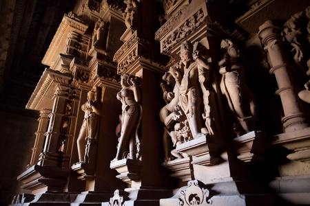 由代表飞天和 Kandariya Makhadeva 寺，卡修神灵的砂岩雕塑