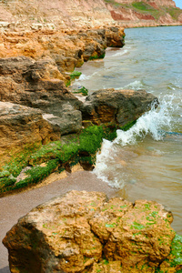 美丽的海风景, 在海滩上的石头特写, 海海岸与高山, 狂放的自然