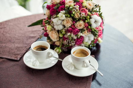 恩爱的夫妻在咖啡店里，在一家咖啡馆，美丽的花束，咖啡概念开会喝咖啡
