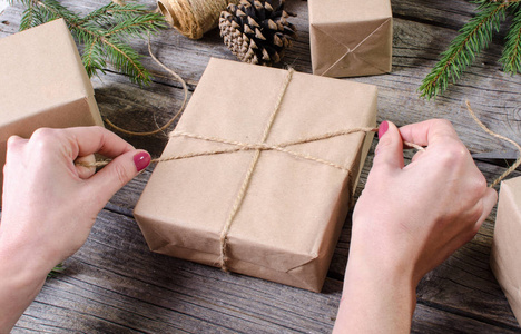 包装圣诞礼物的女人。圣诞节背景