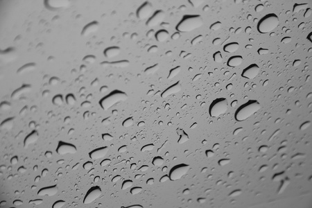 玻璃表面模糊的 Waterdrops 或雨滴