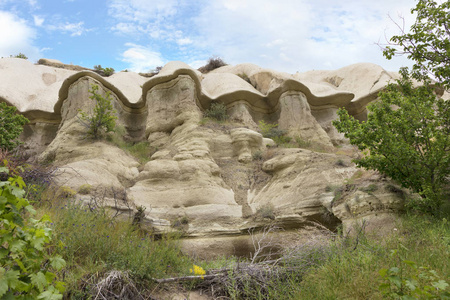 红色和白色砂岩峭壁, 古洞穴在山风景之间的山谷之间, 中部土耳其