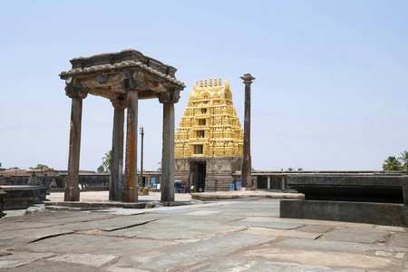 观东南庭院, Chennakeshava 寺建筑群, Belur, 卡纳卡, 印度。灯柱和东 Gopuram 清楚地看到