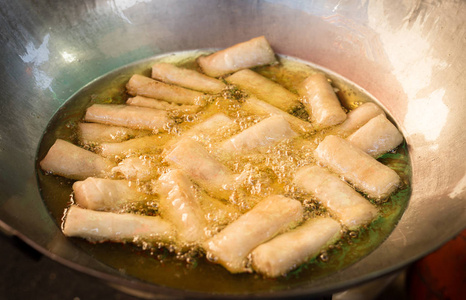 锅内油炸春卷的制作照片