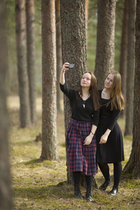 女孩在森林中使自拍照