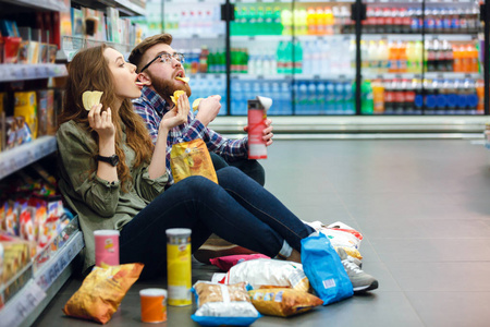 对夫妇坐在地板上超市和餐饮小吃