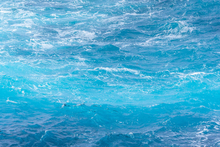 蓝色的大海水表面图片