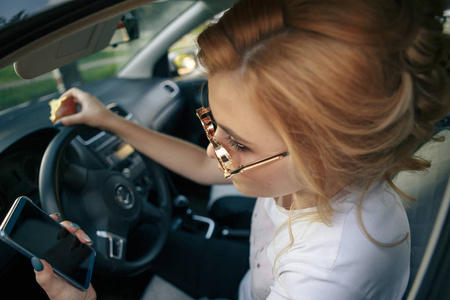 在车里使用手机的女人