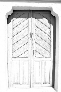 蓝色的门，在古色古香的村庄圣托里尼岛希腊欧洲和白色 w