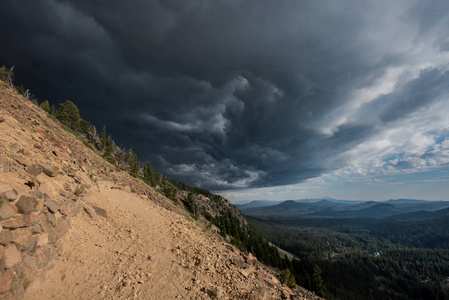在俄勒冈州的荒野中, 风暴云聚集在加菲尔德峰附近。