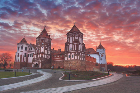 景观的一座古堡米尔斯基对上一个美好的黎明色彩斑斓的天空