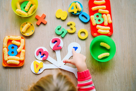 小朋友数学小女孩在家学习数字和数学照片