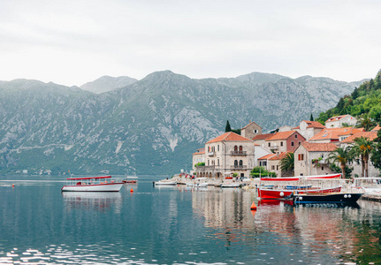 旧镇的 Perast 上的科托尔湾 黑山海岸。Th