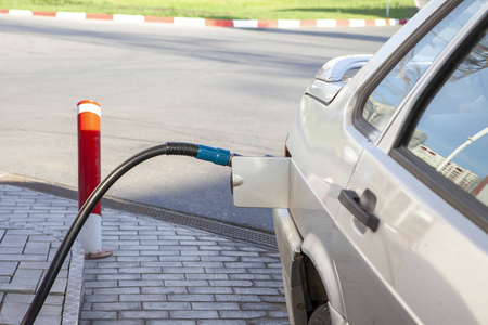 加油站用汽油泵加油的汽车。加油站。汽油和石油产品。特写