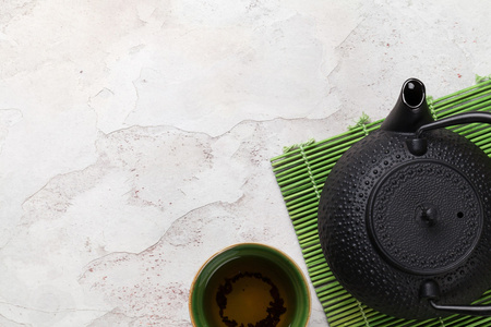 亚洲茶和茶壶在石表