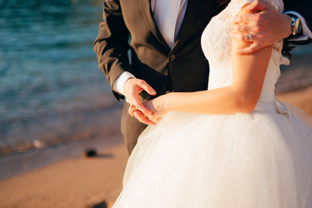 新郎抱新娘在海滩上。在黑山的婚礼