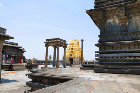 观东南庭院, Chennakeshava 寺建筑群, Belur, 卡纳卡, 印度。灯柱和东 Gopuram 清楚地看到