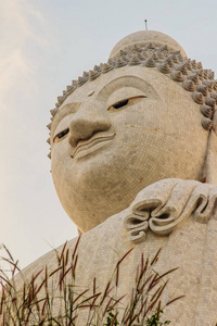 惊人的巨大的白色大理石佛像, 著名的旅游景点, 在普吉岛山顶, 泰国