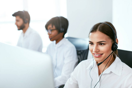 呼叫中心代理咨询客户在线.有吸引力的妇女与客户合作热线支持.