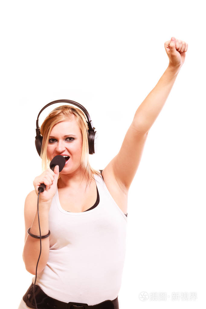 女人对戴着耳机的麦克风唱歌