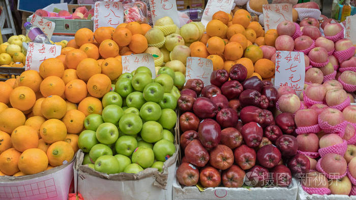 农民市场上的苹果和橘子