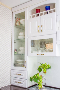 大型白色轻型厨房用木制家具