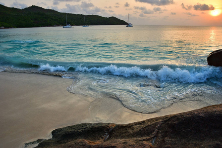 日落在美丽的沙滩上, 拉齐奥塞舌尔群岛最著名的海滩, 普拉兰岛