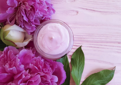 奶油化妆品, 牡丹花在粉红色的木质背景上