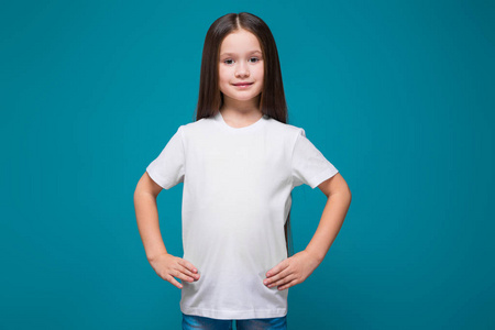 可爱的黑发女孩图片