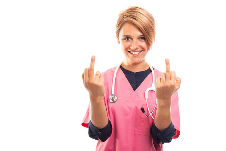 身穿粉红色擦洗的女兽医肖像, 显示在白色背景下与 copyspace 广告区隔离的双中指手势