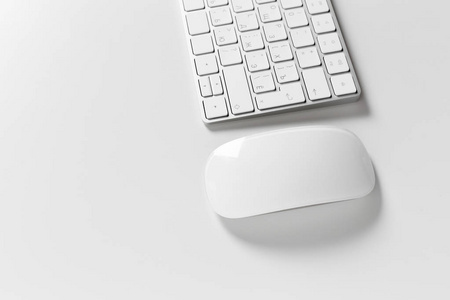 白色桌面上的计算机键盘和鼠标