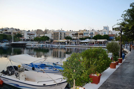 希腊的阿基欧斯尼可拉斯镇在克里特岛上的一个湖, 在市中心的海边