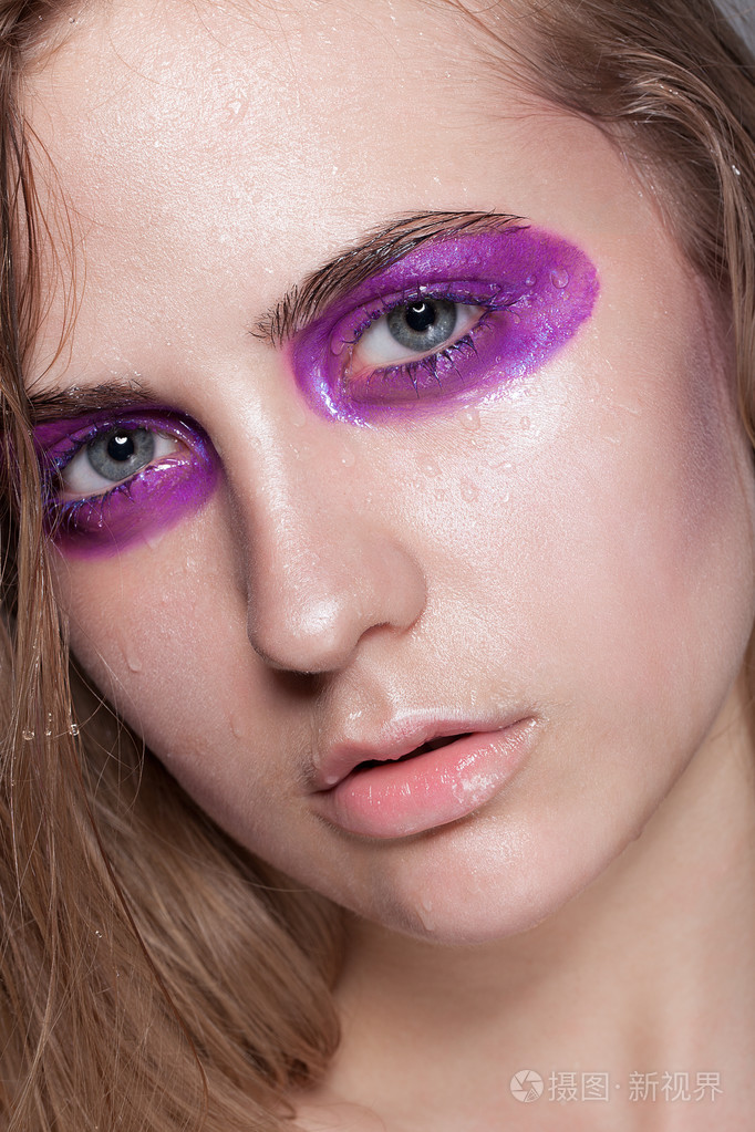 一个穿着整齐的皮肤的女孩脸非常漂亮