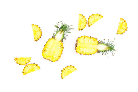 在白色背景下分离的菠萝果片图案, 顶部视图。热带概念