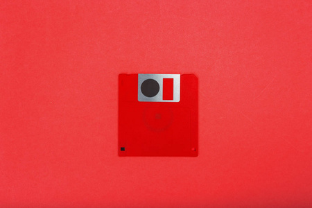 红色背景上的计算机软盘
