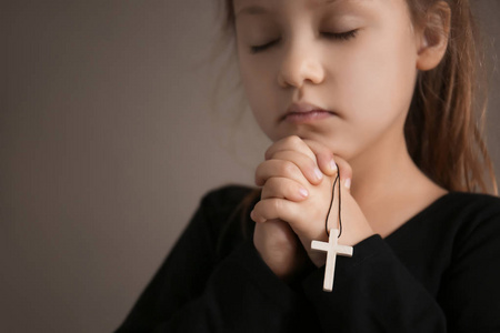 宗教基督徒女孩在颜色背景祈祷照片