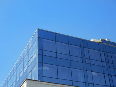 现代商业建筑-深蓝色有色玻璃窗照片