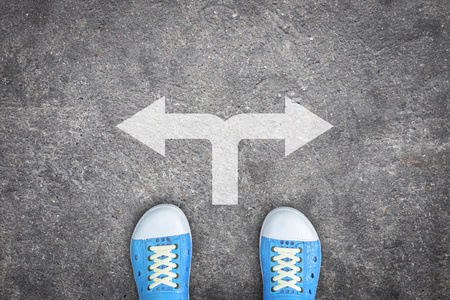 人在十字路口采用uncerta采用ty观念在两条路的十字路口在十字路口的