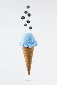 蓝莓冰淇淋风味在锥体与新鲜蓝莓设置白色背景。夏天和甜菜单概念