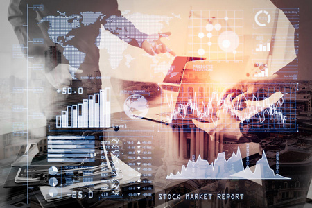 投资者分析股票市场报告和财务仪表板与商业智能 Bi, 与关键绩效指标 Kpi. 合作工作会议, 两名商人使用 Voip 