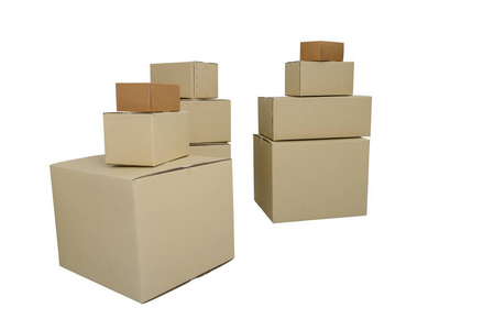 不同大小的纸板箱在白色背景上与修剪路径隔离的堆积盒