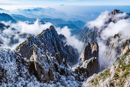 云层之上黄山国家公园的山峰图片