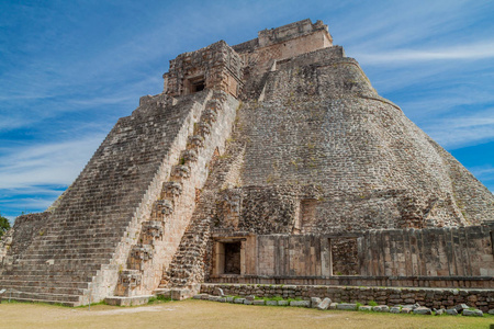 魔术师的金字塔 Piramide del adivino 在古玛雅城市乌斯马尔的废墟, 墨西哥
