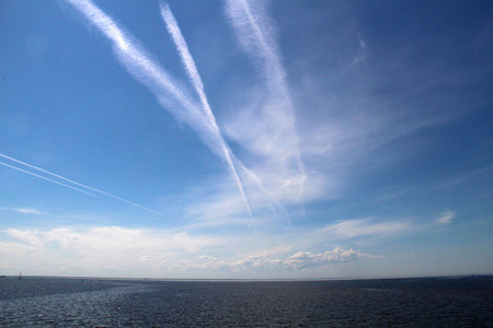 夏日蔚蓝的天空和一大片海洋