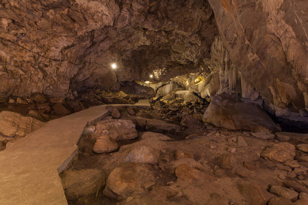 小蝙蝠洞内是钟乳石的钟乳石形状美丽.