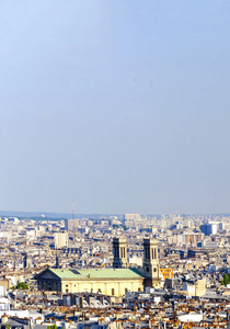 从蒙马特山上可以看到法国巴黎埃格利塞圣樊尚德保罗大教堂屋顶的鸟图, 垂直