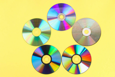 成堆的旧的和肮脏的 cd, Dvd 在柔和的背景。使用和尘土飞扬的磁盘, 具有复制空间以添加文本