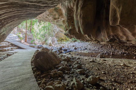 洞内是钟乳石的钟乳石形状美丽。这是一个满是蝙蝠的洞穴, 沿着洞穴一侧穿过一条小运河, 那里有一座横跨运河的游客桥。山洞的名字是北