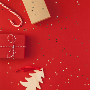 新年圣诞礼物丝带平躺顶景圣诞假期2019庆祝手工礼盒红纸金色闪光背景 copyspace。方形模板样机贺卡文本设计