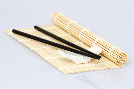 寿司，筷子，酱，白色背景